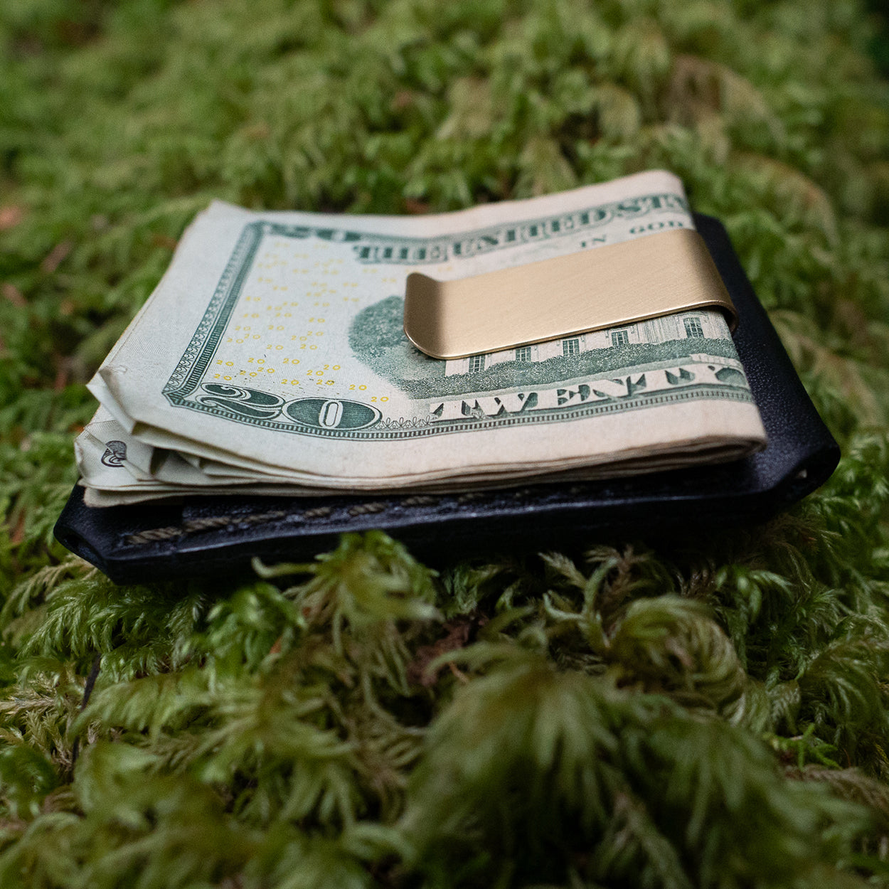 Lee Wallet has a money clip