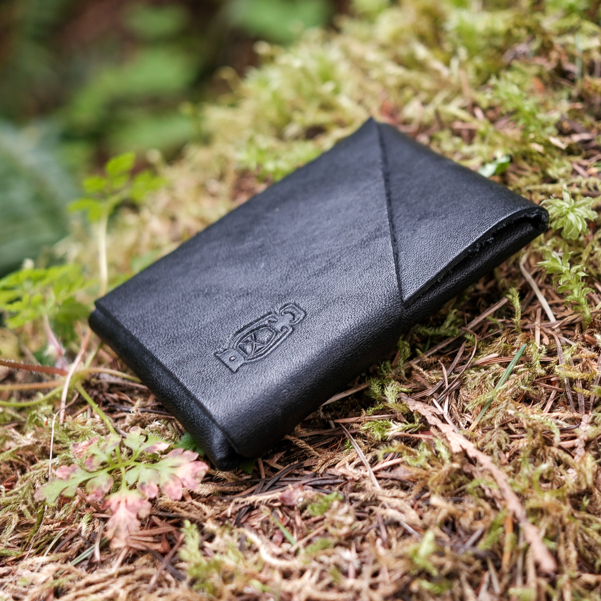 black full grain veg tan minimalist stitchless leather wallet made in usa